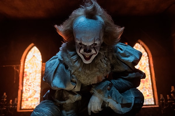 Bill Skarsgard'ın Pennywise’ı canlandırdığı film, yayınlandığı yıl toplamda 1.1 milyar dolar gişe hasılatı yaparak büyük bir başarı elde etmişti.