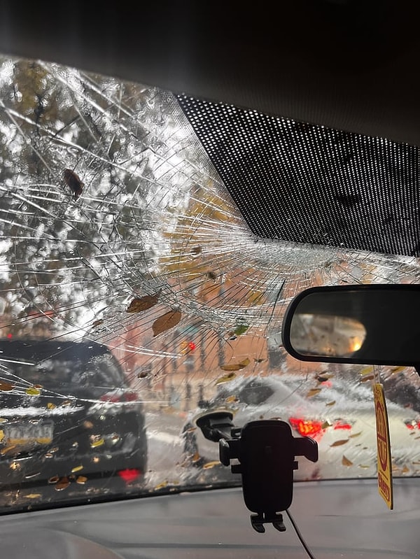 3. "Markete giderken arabamın camının kırıldığını fark ettim."