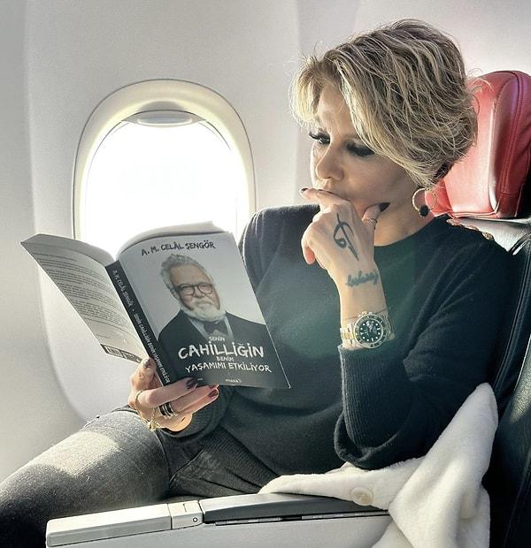 Geçtiğimiz saatlerde uçak yolculuğundayken bir resim paylaşan Ergen’in ünlü akademisyen Celal Şengör’ün kitabını okuması da dikkatlerden kaçmadı.