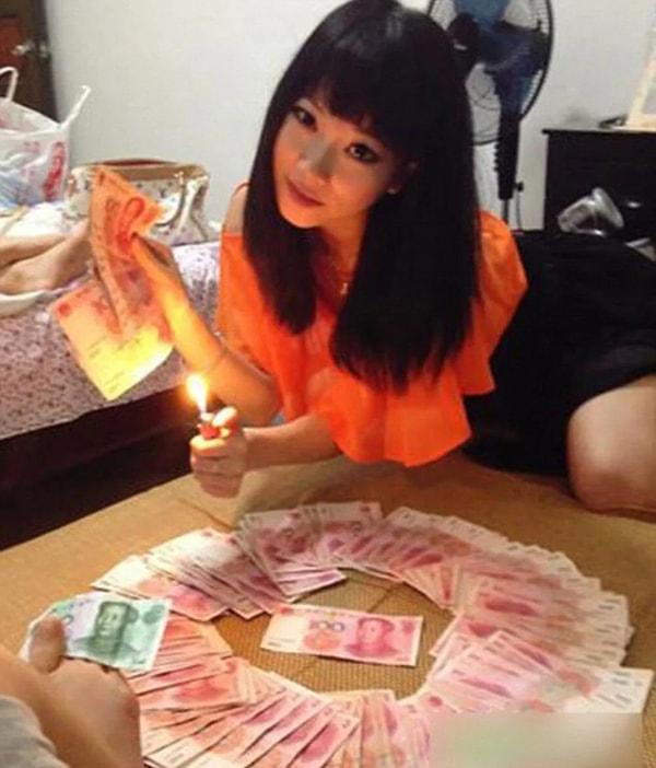 “Çin'deki zengin çocuklar aslında zenginlikleriyle gösteriş yapmayı seviyorlar. Bu da sosyal medyanın bu insanlara karşı patlamasına neden oldu: para yakmak, iki Apple saati takan köpekler, banka hesaplarındaki para miktarının ilan edilmesi…”
