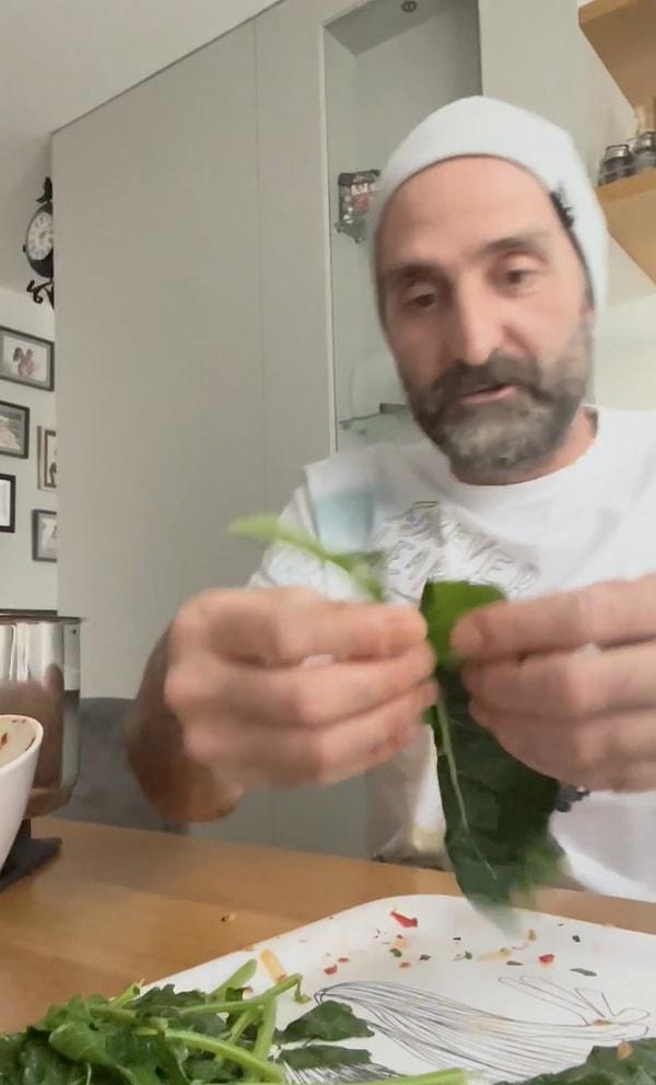 Acar, sosyal medya hesabından kara lahana dolması sardığı bir video paylaştı.