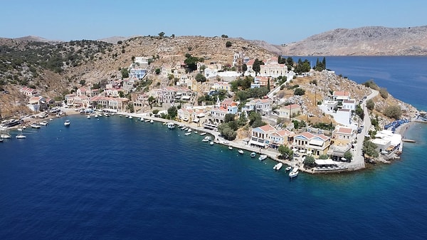 Adaların ismi açıklanır açıklanmaz iyi bir Türk izleyicisi hemen Simi Adası'na kitleniverdi!