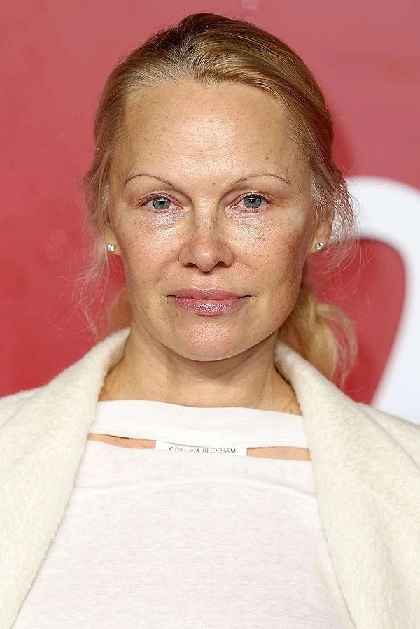 Yıllar sonra ortaya çıkan Pamela Anderson ise "Artık yaşımın kadını gibi hissediyorum. Sadece kendim oluyorum." açıklamasında bulundu.