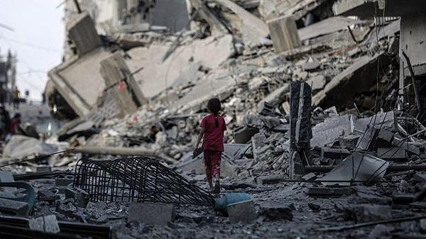 İsrail’in Gazze Şeridi’ne yönelik saldırıları 7 Ekim’den bu yana devam ederken, can kaybı 17 bini aştı. Çatışmalar Gazze'nin güneyindeki Han Yunus kentinde devam ediyor. On binlerce Filistinli, Gazze Şeridi'nin güneyindeki yoğun çatışmalardan kaçmak için Gazze'nin güneyindeki Refah Sınır Kapısı’na gitmeye başladı