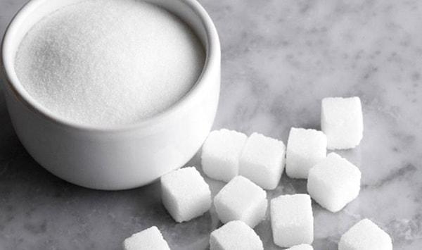 Şeker Fiyat Endeksi, iklim şartlarıyla geçen aylarda yükselişe geçerek, Hindistan ve Tayland’da giderek kötüleşen üretim beklentileri ve ihracat endişeleriyle aylık yüzde 1,4, geçen yıla göre ortalama yüzde 41,1 yükseldi.