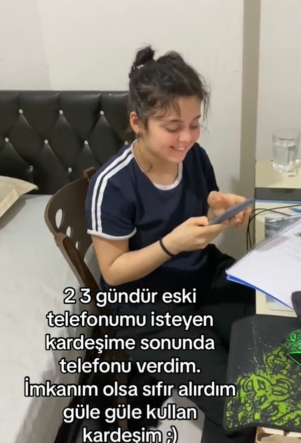 Kız kardeşinin ısrarlarına dayanamayıp ona hiç beklemediği anda sürpriz yapan abisi kardeşini tam kalbinden vurmuş görünüyordu.