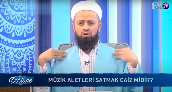 "İnsan müzikle, çalgı aletleriyle meşgul olduğu zaman, şarkıcıları türkücüleri dinlediği zaman omuzlarının üzerine şeytan başlar ayaklarıyla vurmaya."