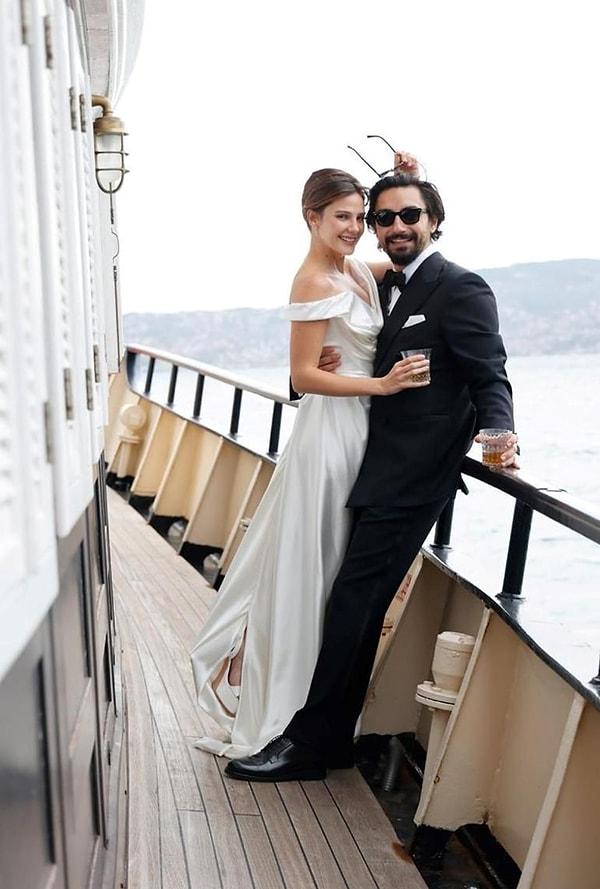 Alina Boz ve Umut Evirgen, düğün başlamadan önce lüks gemide fotoğraf çekimi yaptırmayı da ihmal etmedi.
