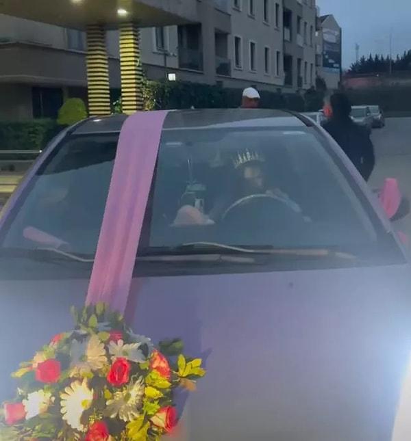 Düğün damatsız olduğundan gelin arabasını kendi süsleyip kendi kullanan Kübra Aykut, gelin arabasının arkasına da "Kızlar üzülmeyin. Damat yok." yazdırdı.