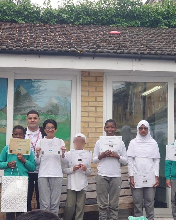 Independent Türkçe'nin haberine göre Doğu Londra'nın Ilford bölgesinde bulunan Apex İlkokulu, yaşları 3 ila 11 arasında değişen Müslüman öğrencilerden oluşuyor.