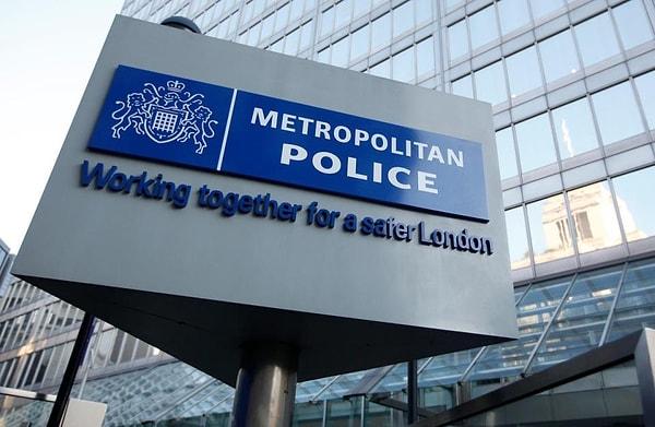 Polislerin olayla ilgili soruşturma başlatmasının ardından yerel siyasetçiler de ayağa kalktı. Politikacılar, Doğu Londra'daki Müslüman öğrencilere yönelik İslamofobik tehdidi kınarken diğer yandan da güvenlik için gerekli önlemlerin hızlıca alınmasını İçişleri Bakanlığından talep etti.