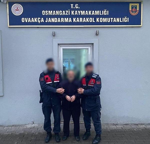 Jandarma ekiplerinin düzenlediği operasyonda, tarihi eser kaçakçılığı yapan 68 yaşındaki S.Ö., oğlu 44 yaşındaki A.Ö. ve torunu 19 yaşındaki S.E.Ö. yakalandı.