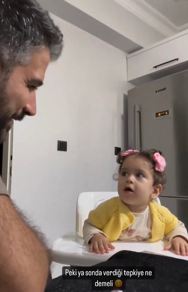 “Peki sonda bana verdiği tepkiye ne demeli” notuyla bir annenin sosyal medyada paylaştığı bu videoda minik kız babasına da annesine de baba demeyi seçiyordu.