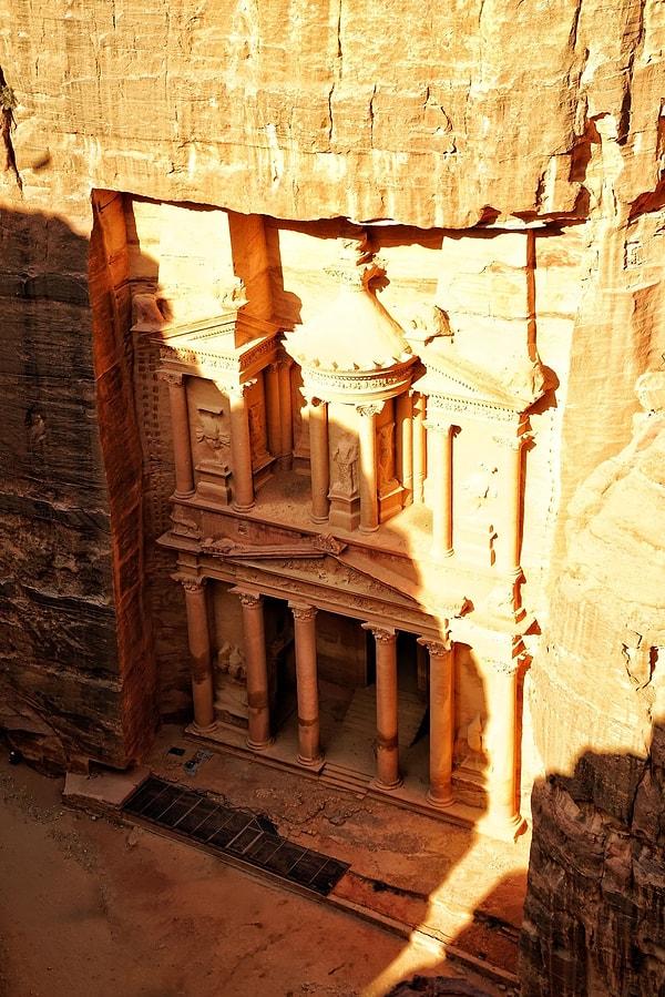7. Petra'daki Hazine odası olarak da bilinen Al-Khazneh. Yapıya, yerel bedevilerin ikinci katta bulunan bir vazonun Mısır firavunundan kalma hazinelerle dolu olduğuna inandıkları efsaneler yüzünden bu isim verilmiştir.