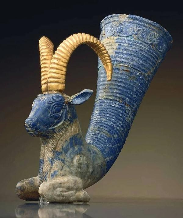 13. Ahameniş İmparatorluğundan kalma Lapis lazuli ve altın rengindeki bir antik sürahi. (M.Ö 6. yüzyıl)