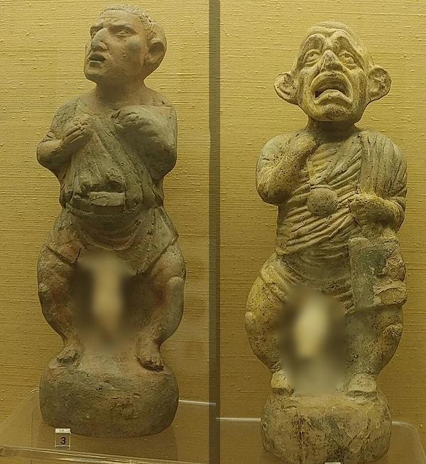 14. Roma döneminden kalma büyük cinsel organlara sahip cüce erkeklerin tasvir edildiği kil heykelcikler.