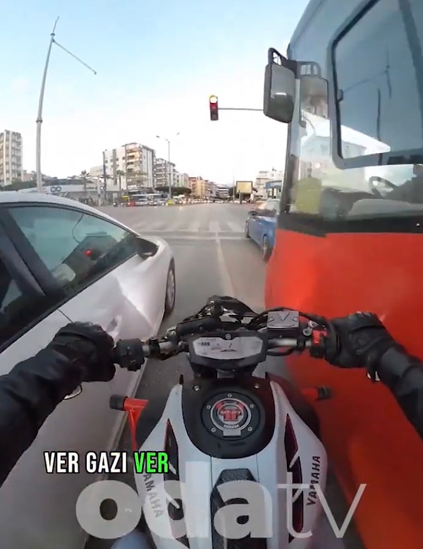 Trafikte araba ile otobüsün arasından geçecek olan motosiklet sürücüsü bir anda durup otobüs şoförünün camına kalp çizmek isteyince yaşanan diyalog yüzlerde tebessüm oluşturdu.