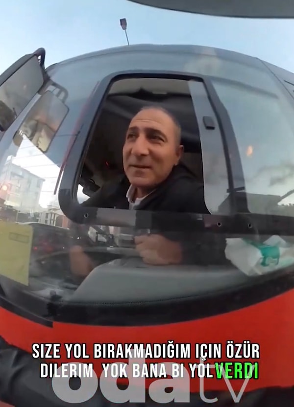 Motora geçecek yol bırakmadığı için özrünü de ileten şoför, iyi dilekleriyle motosikletliyi uğurladı.