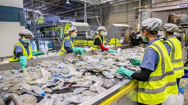 İKMİB eski Başkanı Murat Akyüz, plastik sektöründe de asgari ücret zamlarının işçi çıkardıklarını hatta firmaların "Gerekirse yeniden alırım" diye de düşündüklerini belirtti.