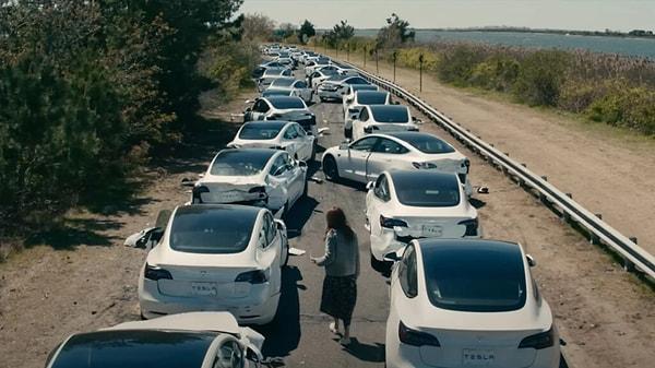 Dünyayı Ardında Bırak filminde siber saldırı sonucu Tesla araçların yer aldığı sahne ise dikkat çekti.