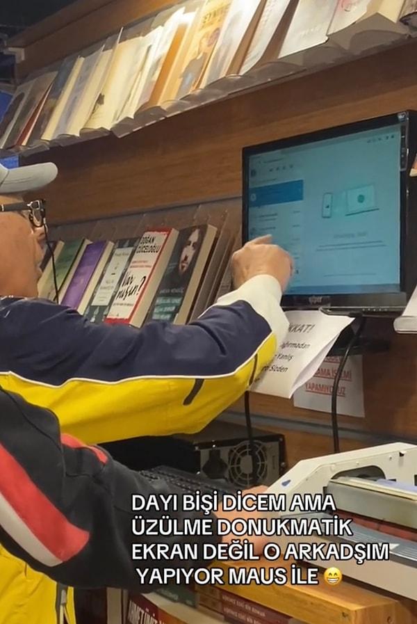Kitapçıya gelen bir amca bilgisayar ekranının dokunmatik olduğunu düşünerek direkt ekrandan işini halletmek istedi.