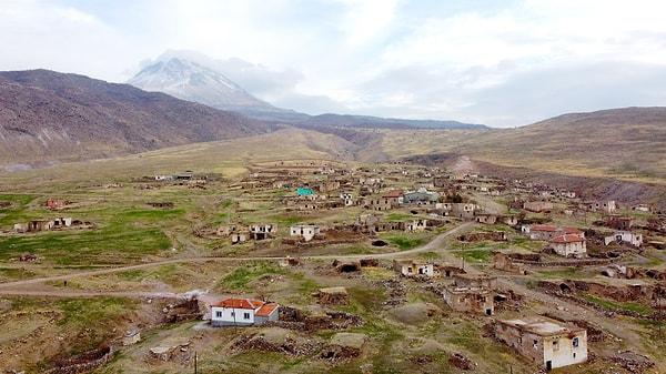 Aksaray'ın Hasan Dağı'nın eteklerinde bulunan Gözlukuyu köyününün nüfusu 12 yıldır 1 kişi. 1991 yılında su sorunu nedeniyle köyde yaşayanlar köyden ayrıldı. Selami Salman ise köyünden ayrılmadı.