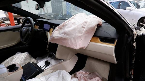 Ayrıca Tesla'nın güvenlik özelliklerine bir yenisi daha eklenerek kaza anında hava yastıkları açıldığında otomatik olarak acil servis çağrısı yapılacak.