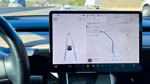 "Çoklu Durak" özelliği sayesinde sürücüler telefonlarından istedikleri durakları belirleyip bu noktaları Tesla'nın multimedya ekranına yansıtabilecekler.