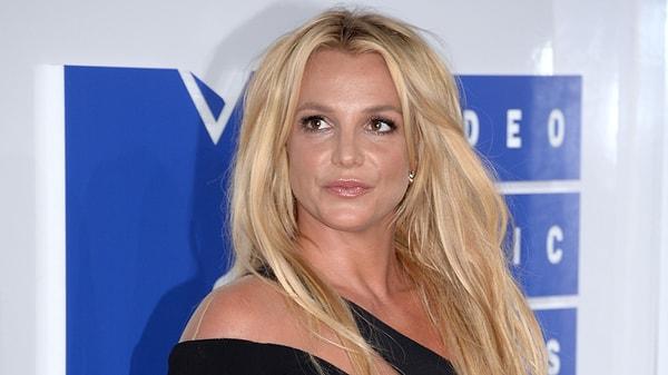 O zamanlarda kredi kartına, nakit parasına, telefonuna ve pasaportuna el konan Britney, elbette bunlar olmadan tek başına hiçbir yere de çekip gidemiyordu.