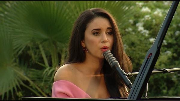 Hollandalı Türk şarkıcı Karsu Dönmez'i tanıyanlarınız vardır: Muhteşem sesi ve yorumları ile herkesi alıp uzaklara götürüyor!