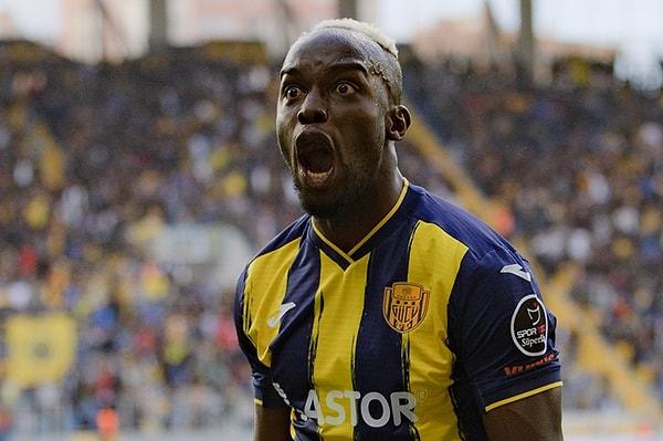Karşılaşmanın 50. dakikasında Ankaragücü futbolcusu Ali Sowe, ikinci sarı kartını görüp oyundan ihraç edildi.
