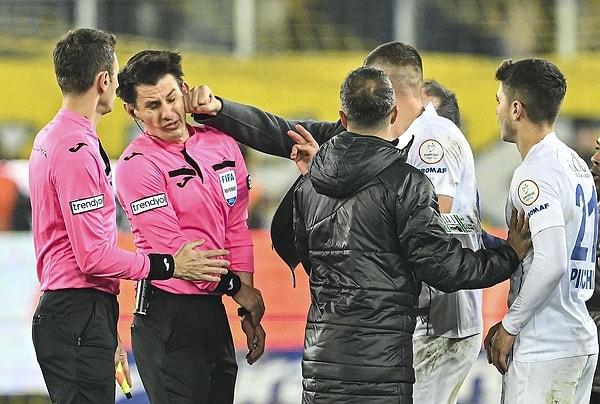 Süper Lig'de oynanan Ankaragücü-Çaykur Rizespor maçının bitiminde Ankaragücü Başkanı Faruk Koca, maçın hakemi Halil Umut Meler'e saldırdı.