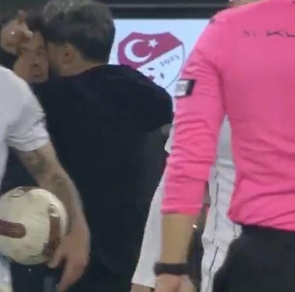 Olay yaşanmadan saniyeler önce Çaykur Rizespor teknik direktörü İlhan Palut, Ankaragücü teknik direktörü Emre Belözoğlu'na sarılarak rakibini sakinleştirdi.