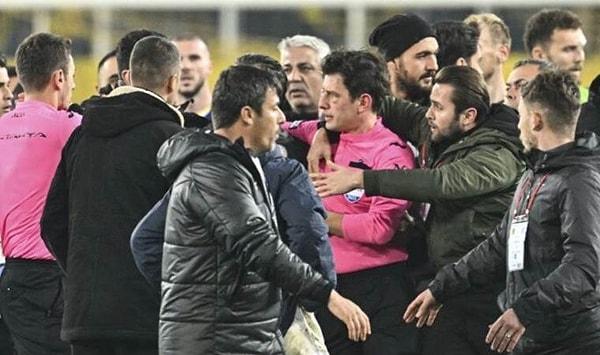 Ankaragücü-Rizespor maçının ardından sahaya giren Ankaragücü Başkanı Faruk Koca, hakem Halil Umut Meler'e yumruk attı.