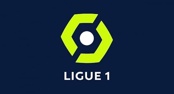 Fransa'da Ligue 1'de hakemler aylık 6.000 Euro, ayrıca maç başına 2.900 Euro, VAR'da 900 Euro kazanıyor ve yılda ortalama 120 bin Euro kazanç sağlıyor.