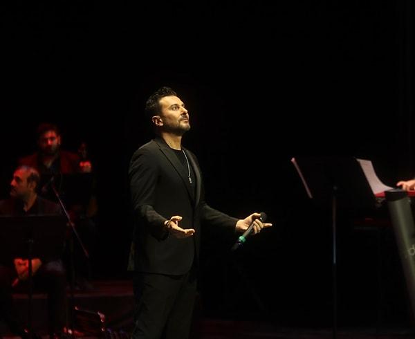 İbrahim Erkal'ın hayatını anlatan belgesel film gösterimi ile başlayan gecede sahneye çıkan şarkıcıların sahne performansları ve konuşmaları salondan alkış topladı.