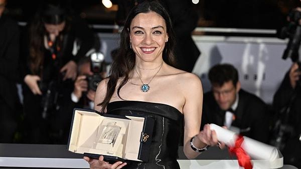 Zaten kendisini tanımamak çok da mümkün değil. Geçen seneye şöyle bir dönersek Nuri Bilge Ceylan'ın Kuru Otlar Üstüne filmindeki performansıyla Cannes'dan En İyi Kadın Oyuncu ödülüyle dönmüş, hepimizi gururlandırmıştı kendisi hatırlarsanız!