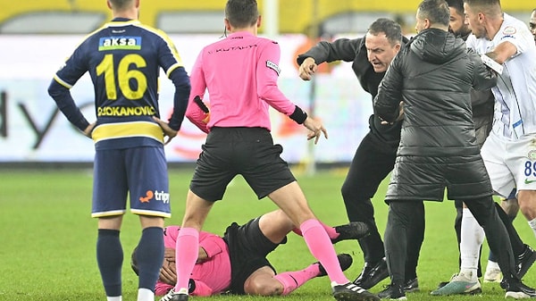 MKE Ankaragücü Kulübü Başkanı Faruk Koca, maçın bitiş düdüğüyle beraber sahaya dalarak orta saha hakemi Halil Umut Meler'e yumruk attı.