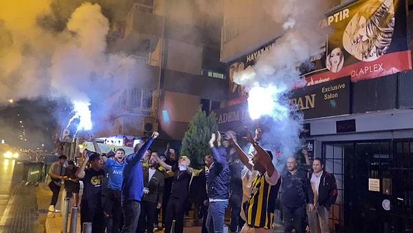6. Fenerbahçe taraftar grubu GFB, VAR hakemi Hakan Ceylan'ın İzmir'deki evinin önünde meşaleler yakarak protesto düzenledi.