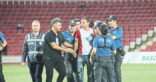İlk yarının 0-0 bittiği maçtaki bu olay Balıkesir Atatürk Stadyumu'nda gerçekleşti.