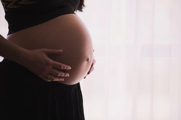 Yapılan taramalar sonucunda fetüsün hamile kadının rahminde değil, bağırsaklarında büyüdüğü tespit edildi.