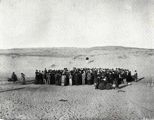 2. Yaklaşık 100 kişi, ileride Tel Aviv şehri olacak olan 12 dönümlük kum tepelerini bölmek için düzenlenen piyangoya katılıyorken çekilen bir fotoğraf. (1909)