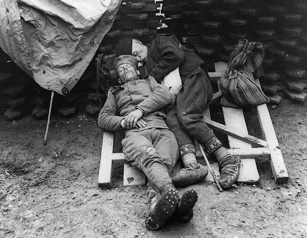 3. Bir Sırp askeri, birinci dünya savaşı sırasında Belgrad yakınlarındaki cephede kendisini ziyaret eden babasının yanında dinlenirken. (1914-1915)