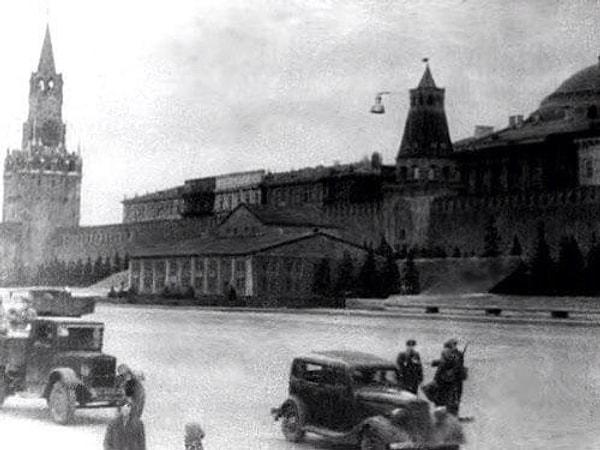 5. Alman bombardımanından korunmak için konut binası görünümüne büründürülmüş Lenin'in mozolesi. (1941)