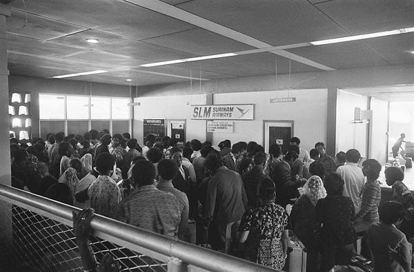 7. 23 Kasım 1975'te Güney Amerika ülkesi Surinam'ın Hollanda'dan bağımsızlığını kazanmasından iki gün önce insanlar ülkeyi terk ederken çekilmiş bir fotoğraf.