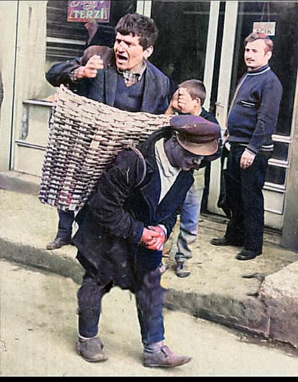 9. Sarhoş bir adam, 1960'lı yıllarda İstanbul'da bir sepete konularak evine götürülüyor. Bu sepetçiler, müşterileri ayağa kalkamayacak kadar sarhoş olduklarında onları evlerine götürmek amacıyla işe alınıyordu.