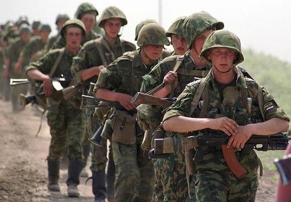 12. İkinci Çeçen Savaşı sırasında Rus askerleri. (2000)