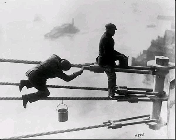15. Brooklyn Köprüsü'nde çalışan işçiler. (1920)