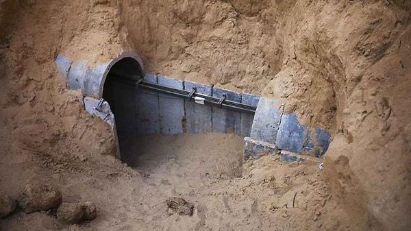 Gazze Şeridi'nden serbest bırakılan İsrailli bazı kadınlar ve esirlerin yakınları, İsrail ordusu tarafından esirlerin bulunduğu tünellere "su pompalanması" planına karşı, Başbakan Binyamin Netanyahu'ya tepki göstermişti.