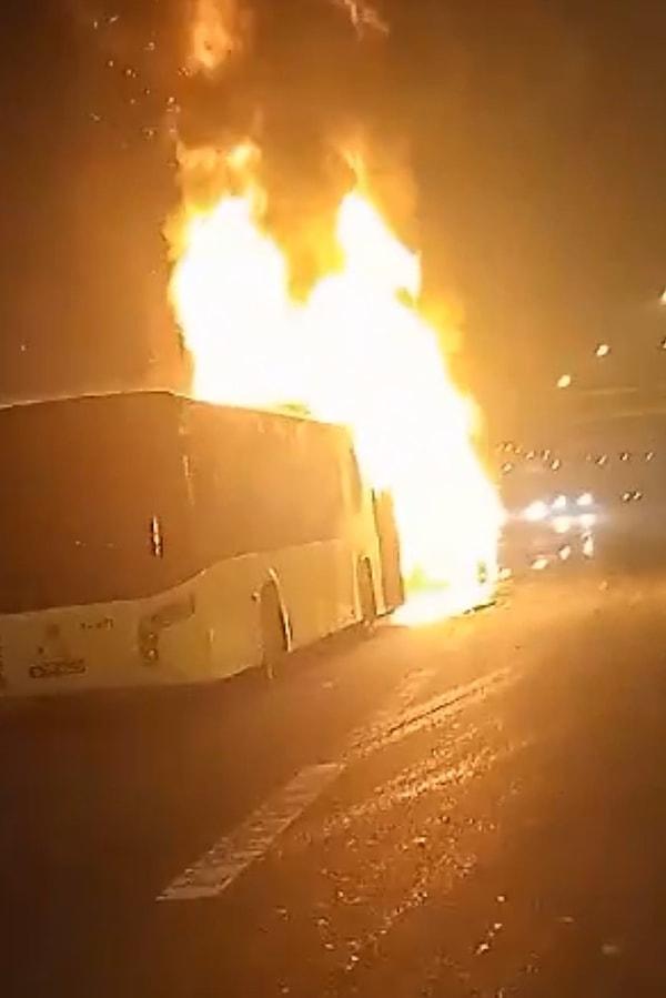 Yangın itfaiye ekiplerince söndürülürken İETT otobüsünün boş olması olası bir faciayı önledi.